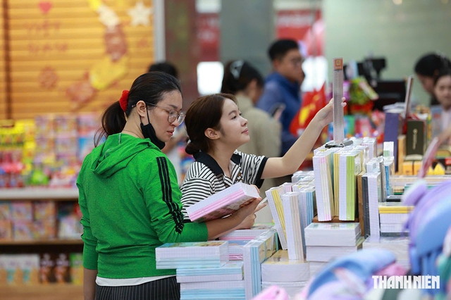 Phụ huynh 'cân đo' chi phí năm học mới - Ảnh 1.