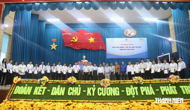 Nhiệt điện Duy&ecirc;n Hải trao 123 suất học bổng 'Tiếp sức đến trường' trước thềm khai giảng- Ảnh 4.