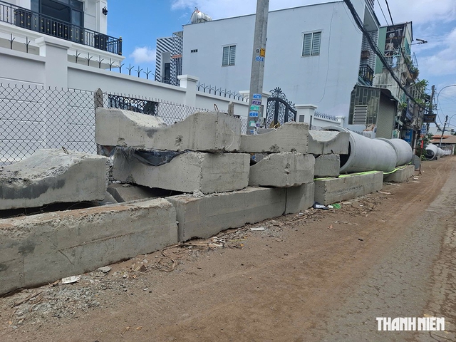C&ocirc;ng tr&igrave;nh ngổn ngang, đi lại kh&oacute; khăn- Ảnh 1.