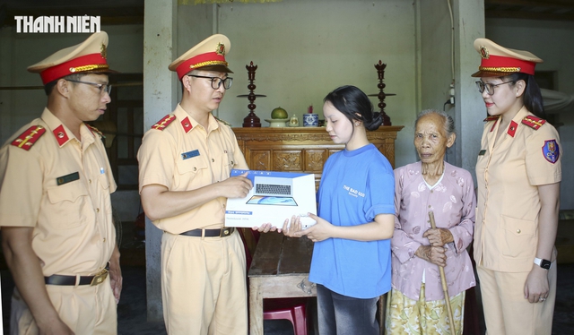 CSGT C&ocirc;ng an TP.Huế tặng m&aacute;y t&iacute;nh, tiếp sức nữ sinh vi&ecirc;n mồ c&ocirc;i- Ảnh 1.