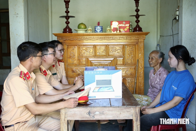 CSGT C&ocirc;ng an TP.Huế tặng m&aacute;y t&iacute;nh, tiếp sức nữ sinh vi&ecirc;n mồ c&ocirc;i- Ảnh 2.