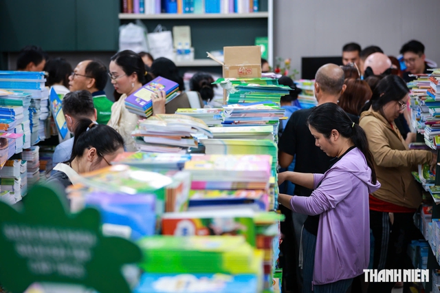 'Sốt' sách giáo khoa tại TP.HCM: Sở Giáo dục và Đào tạo nói gì? - Ảnh 1.