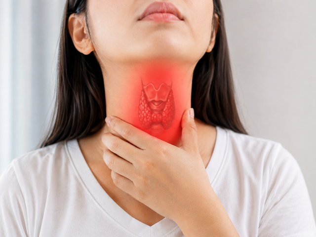 3 dấu hiệu ung thư tuyến gi&aacute;p dễ bị nhầm với vi&ecirc;m họng, cảm c&uacute;m - Ảnh 1.
