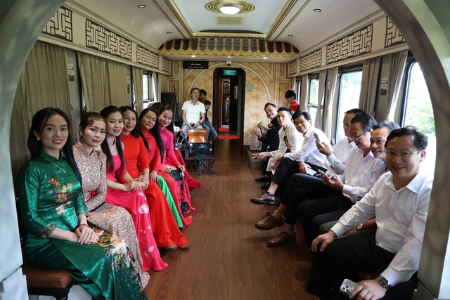 C&oacute; g&igrave; đặc biệt tr&ecirc;n đo&agrave;n t&agrave;u du lịch Phong Nha - cố đ&ocirc; Huế?- Ảnh 4.