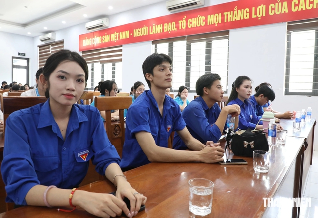 H&agrave;ng trăm t&acirc;n sinh vi&ecirc;n mang t&igrave;nh y&ecirc;u biển, đảo đến V&ugrave;ng 3 Hải qu&acirc;n- Ảnh 5.