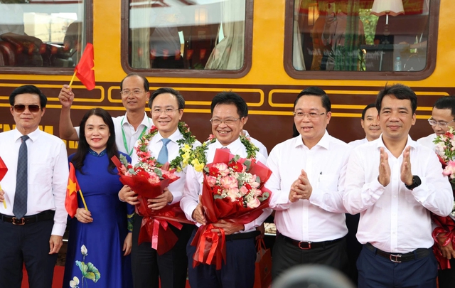 C&oacute; g&igrave; đặc biệt tr&ecirc;n đo&agrave;n t&agrave;u du lịch Phong Nha - cố đ&ocirc; Huế?- Ảnh 1.