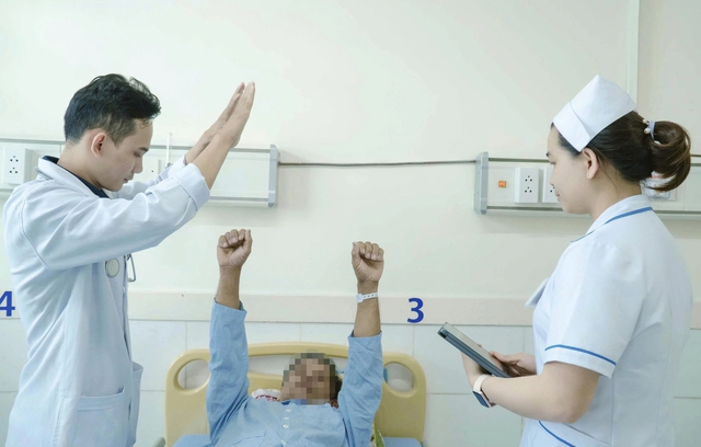 Người đàn ông 69 tuổi ngã quỵ giữa đồng, vài phút sau điều kỳ diệu xảy ra - Ảnh 1.