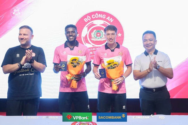 CLB CA TP.HCM trình làng 2 nội binh Williams Minh Hoàng và Olaha Mạnh Đức- Ảnh 1.