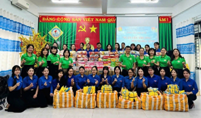C&ocirc; gi&aacute;o dạy giỏi với gần 30 năm hiến m&aacute;u - Ảnh 2.