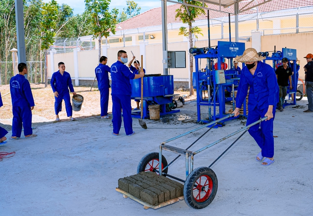 Trung t&acirc;m Y tế Ph&uacute; Vang được Kim Oanh Group tặng xe cứu thương gần 1 tỉ - Ảnh 2.