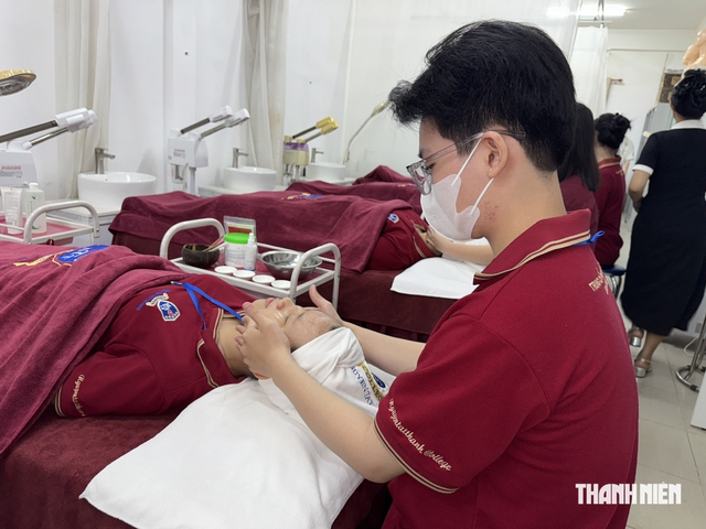 Vì sao doanh nghiệp vẫn phải "sát hạch" người có chứng chỉ? - Ảnh 1.