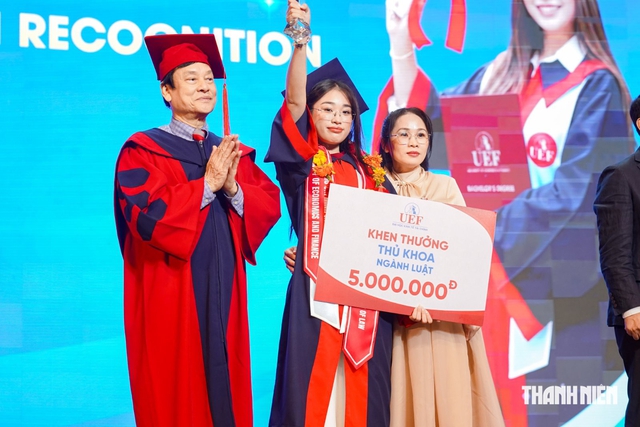 Cô gái mê truyện trinh thám trở thành thủ khoa với điểm GPA 3.96/4.0 và IELTS 8.0 - Ảnh 1.