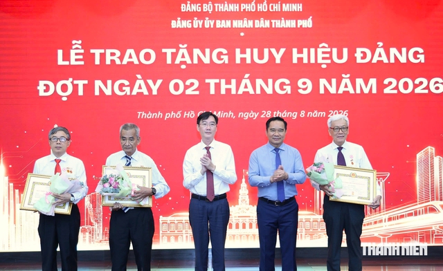 Chủ tịch Nguyễn Văn Được trao huy hiệu Đảng dịp Quốc khánh- Ảnh 3.