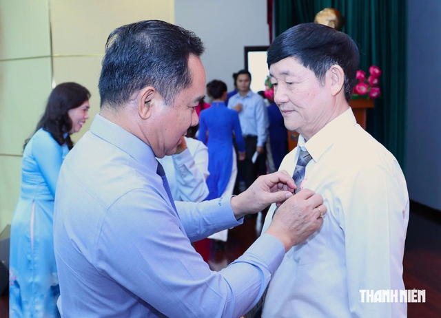 Chủ tịch Nguyễn Văn Được trao huy hiệu Đảng dịp Quốc khánh- Ảnh 1.