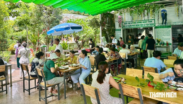 Chuyện tử tế: Nhà ăn không đồng trong bệnh viện mời mọi người dùng bữa- Ảnh 1.