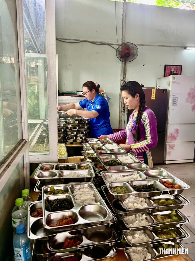 Chuyện tử tế: Nhà ăn không đồng trong bệnh viện mời mọi người dùng bữa- Ảnh 4.