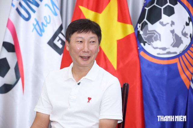 HLV Kim Sang-sik: 'T&ocirc;i muốn sống ở Việt Nam, nhưng... gi&aacute; nh&agrave; H&agrave; Nội cao qu&aacute;'- Ảnh 1.