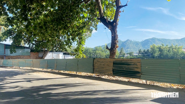Dựng hàng rào ngăn xe tải đổ rác, xà bần ven sông Cái Nha Trang - Ảnh 1.