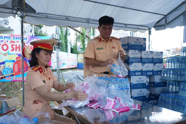Trạm dừng chân nghĩa tình tiếp sức người dân về miền Tây nghỉ lễ 2.9- Ảnh 2.