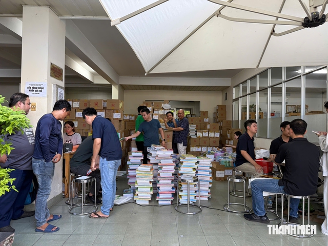 Trống vắng chiều nay, hết cảnh 'săn sách giáo khoa như săn sale' - Ảnh 2.