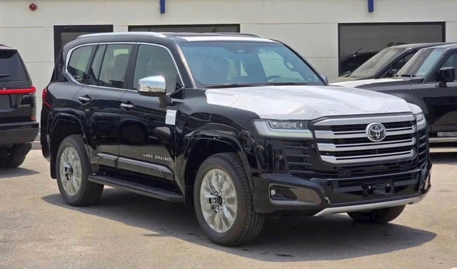 Chưa bán chính thức, ‘xe chủ tịch’ Toyota Land Cruiser Hybrid đã đội giá gần 1 tỉ - Ảnh 1.