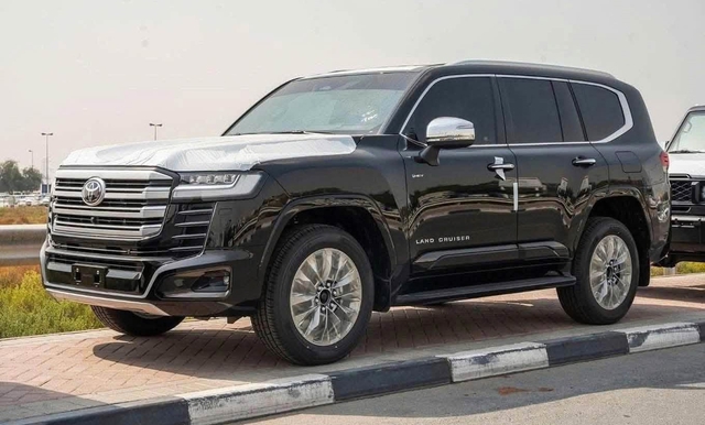 Chưa bán chính thức, ‘xe chủ tịch’ Toyota Land Cruiser Hybrid đã đội giá gần 1 tỉ - Ảnh 3.