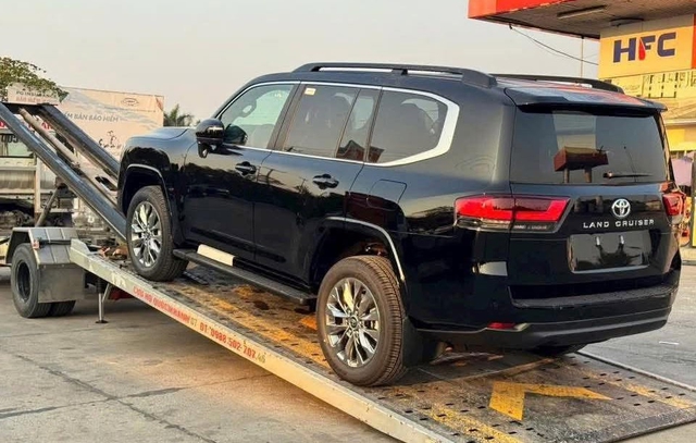 Chưa bán chính thức, ‘xe chủ tịch’ Toyota Land Cruiser Hybrid đã đội giá gần 1 tỉ - Ảnh 2.