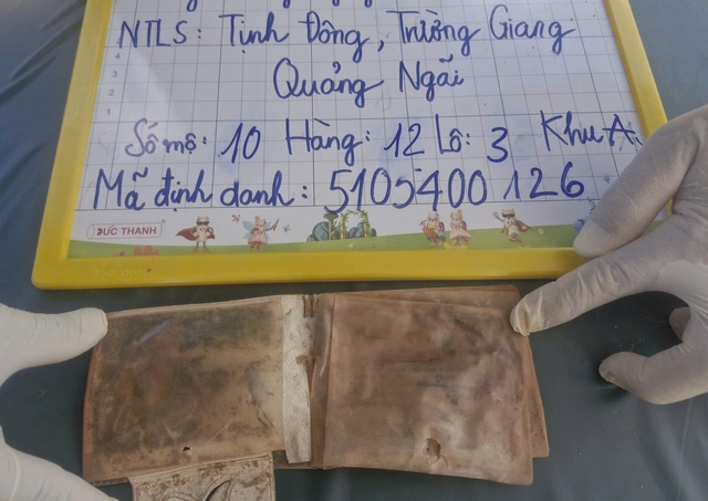 Tìm thấy chiếc ví da có tên 'Trần Văn Thanh, quê Quảng Nam' trong mộ liệt sĩ- Ảnh 2.