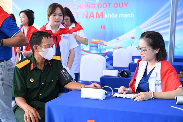 Long Châu đến Côn Đảo: Nối mạch tri ân, chăm sóc sức khỏe nơi đảo xa - Ảnh 4.