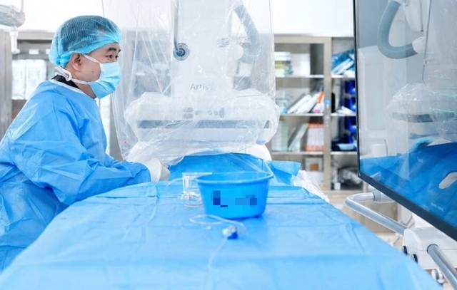 Đột quỵ khi đang ngồi xem tivi - Ảnh 1.