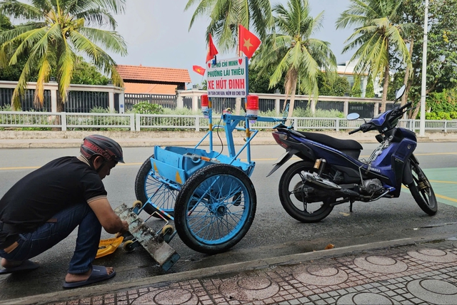 Người đ&agrave;n &ocirc;ng chế xe h&uacute;t đinh mở đường b&igrave;nh an cho người d&acirc;n nghỉ lễ 2.9 - Ảnh 4.