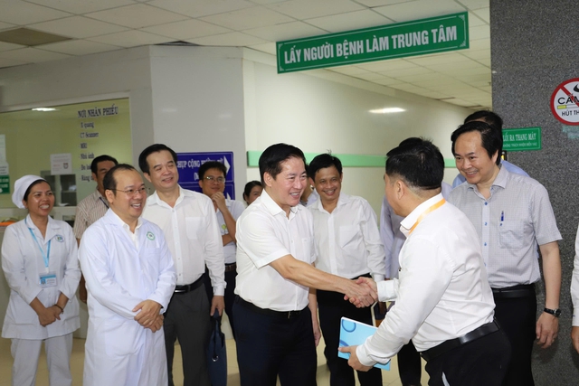 Bệnh viện B&igrave;nh D&acirc;n đưa b&aacute;c sĩ giỏi về B&agrave; Rịa, cam kết ở lại 5 năm - Ảnh 1.