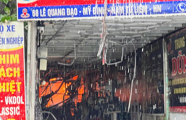 Đ&atilde; khống chế đ&aacute;m ch&aacute;y lớn tại gara &ocirc; t&ocirc; tr&ecirc;n đường L&ecirc; Quang Đạo - Ảnh 1.