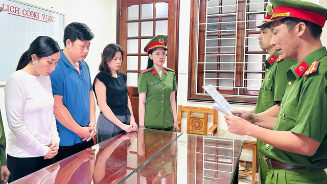 Khởi tố đôi vợ chồng tự sản xuất thuốc chữa viêm khớp - Ảnh 1.