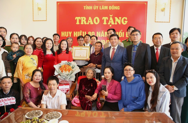 Hai cụ bà gần 100 tuổi ở Lâm Đồng nhận Huy hiệu 80 năm tuổi Đảng- Ảnh 2.