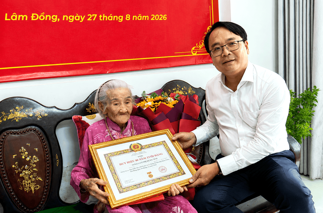 Hai cụ bà gần 100 tuổi ở Lâm Đồng nhận Huy hiệu 80 năm tuổi Đảng- Ảnh 3.