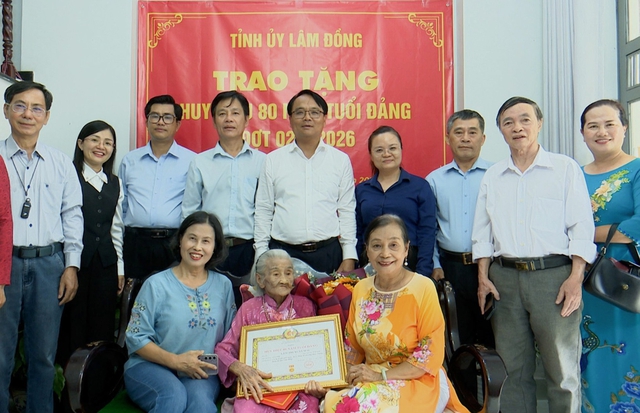 Hai cụ bà gần 100 tuổi ở Lâm Đồng nhận Huy hiệu 80 năm tuổi Đảng- Ảnh 4.