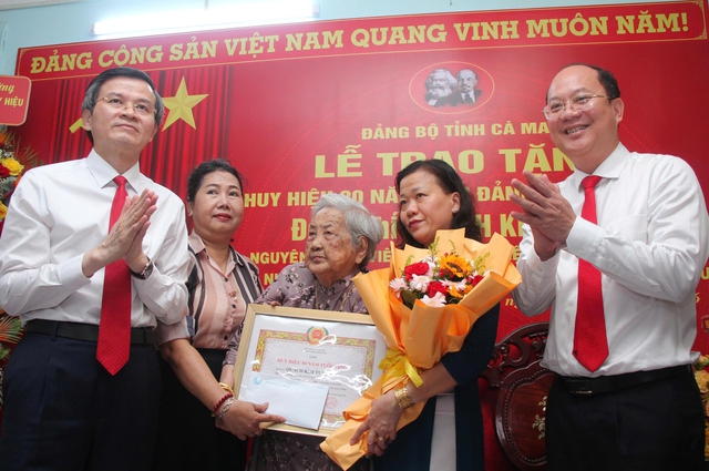 Trao Huy hiệu 80 năm tuổi Đảng cho đảng viên lão thành tại Cà Mau - Ảnh 1.