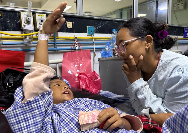 Mother reunited with 8-year-old who climbed trees to survive Nepal floods - Ảnh 1.