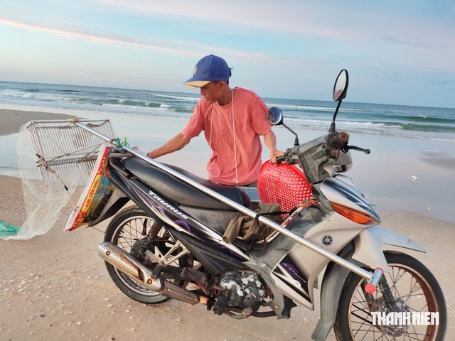 Nghề 'đi giật lùi' trên biển kiếm nửa triệu đồng một buổi ở Đà Nẵng- Ảnh 6.