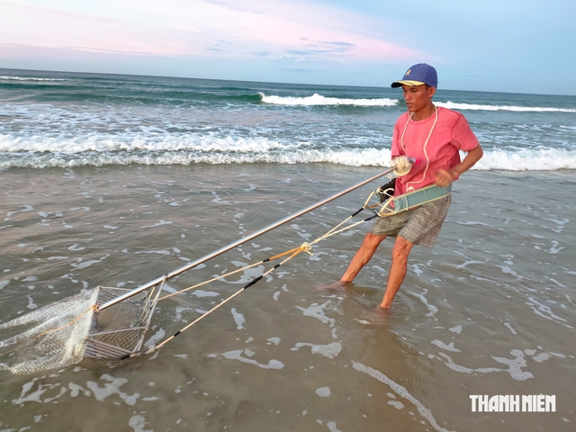 Nghề 'đi giật lùi' trên biển kiếm nửa triệu đồng một buổi ở Đà Nẵng- Ảnh 1.