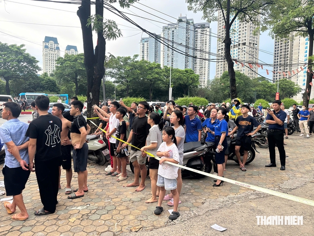 Đ&atilde; khống chế đ&aacute;m ch&aacute;y lớn tại gara &ocirc; t&ocirc; tr&ecirc;n đường L&ecirc; Quang Đạo - Ảnh 4.