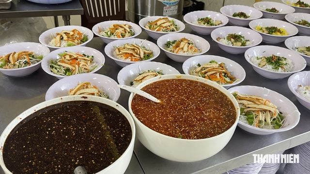 Chuyện ở Phú Quốc: Người nghèo vẫn có thể ăn nhà hàng suốt tháng 7 âm lịch - Ảnh 5.