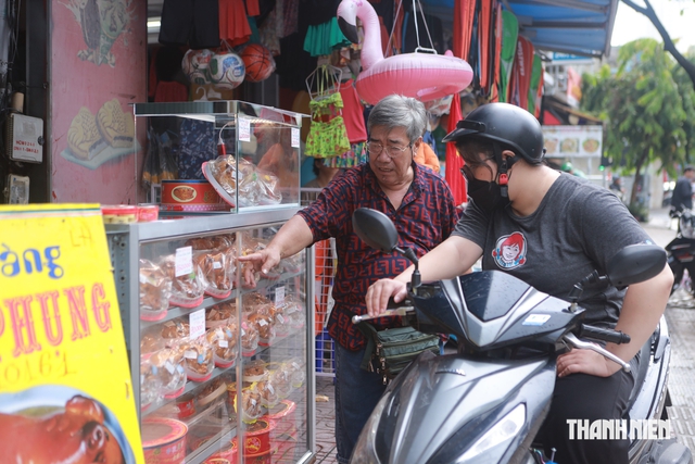 20 năm bán bánh trung thu hình con heo, ông chủ 'lo không ai nối nghề' - Ảnh 4.