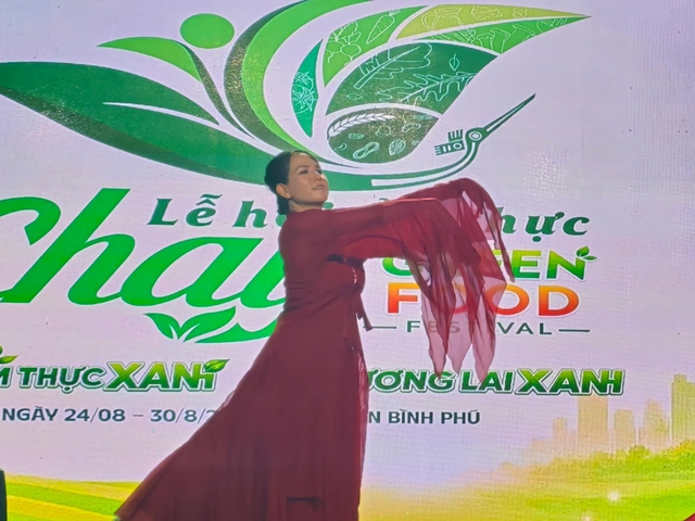 Tr&uacute;c Thy đưa 'cầm kỳ thư họa' v&agrave;o Lễ hội Ẩm thực chay- Ảnh 2.