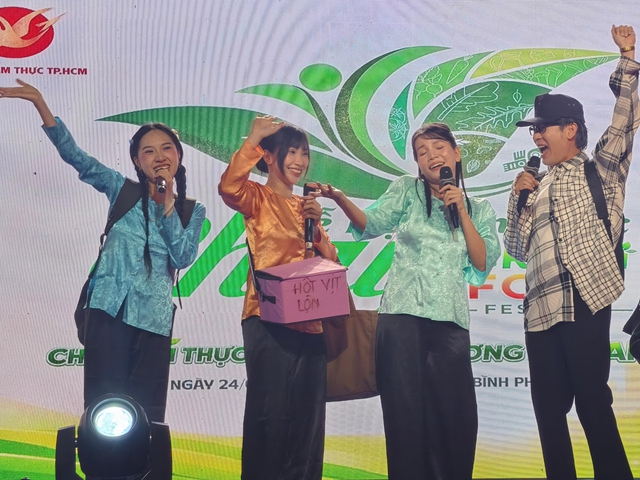 Tr&uacute;c Thy đưa 'cầm kỳ thư họa' v&agrave;o Lễ hội Ẩm thực chay- Ảnh 1.