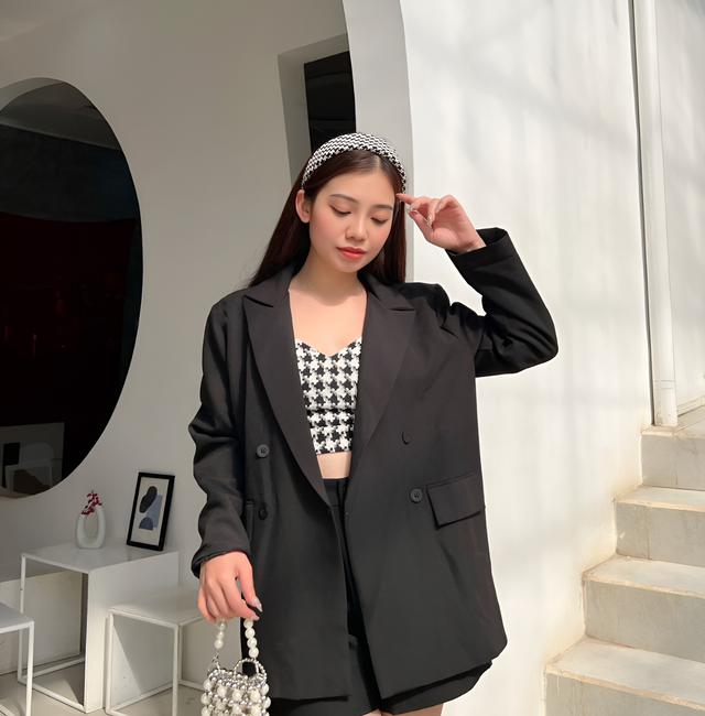 Cân mọi phong cách chỉ với một chiếc blazer đen thanh lịch - Ảnh 1.