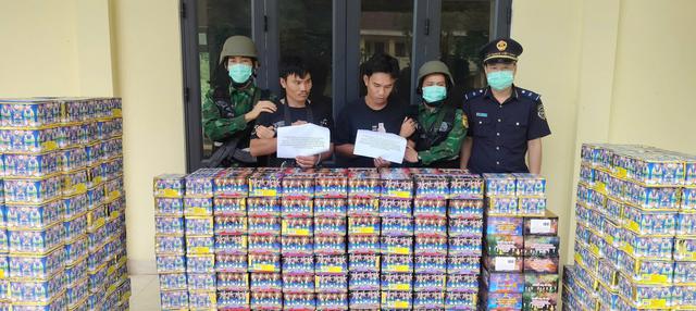 Bắt hai người Lào vận chuyển hơn 6 tạ pháo nổ và ma túy qua biên giới - Ảnh 1.