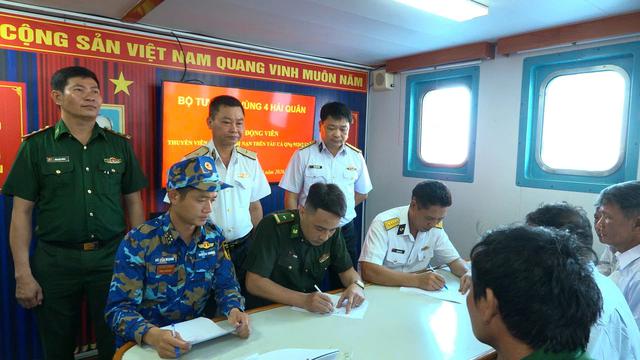 Đưa 33 ngư d&acirc;n Quảng Ng&atilde;i gặp lốc xo&aacute;y, ch&igrave;m t&agrave;u về bờ, 3 người mất t&iacute;ch- Ảnh 4.