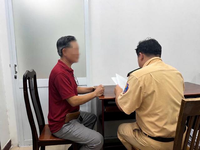 TP.HCM: Ô tô vượt đèn đỏ, va cần chắn đường sắt trên đường Phạm Văn Đồng - Ảnh 2.